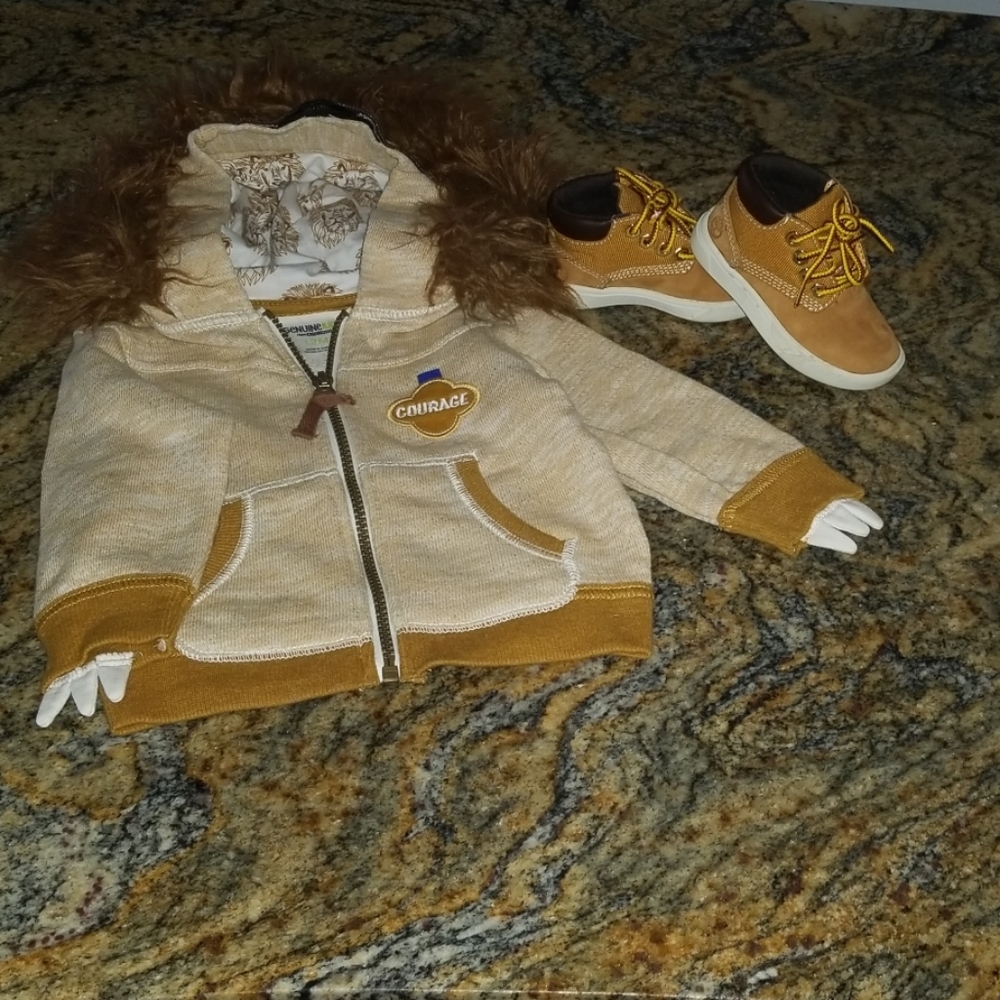 Lion hoodie and timberland boots